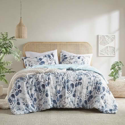 Photo of comforter & one bedside lamp (US19 & Nursery Road) #1