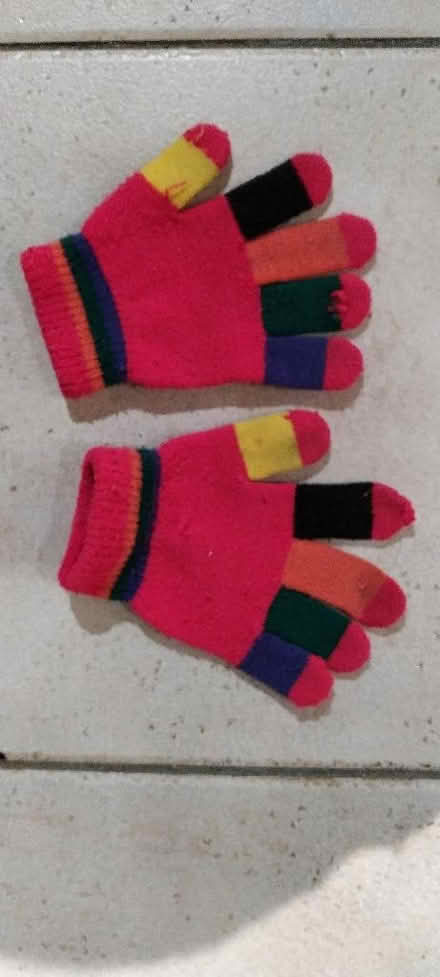 Photo of free Child's gloves (Kennington OX1) #1