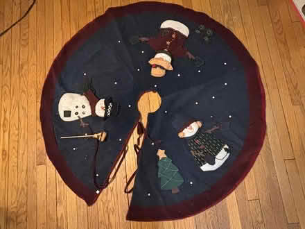 Photo of free Christmas tree skirt (Chicago Edgewater) #1