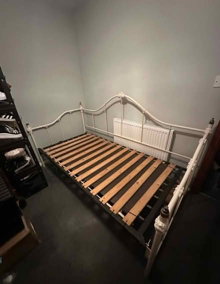 Photo of free Single metal day bed (Lu7 9qd) #1