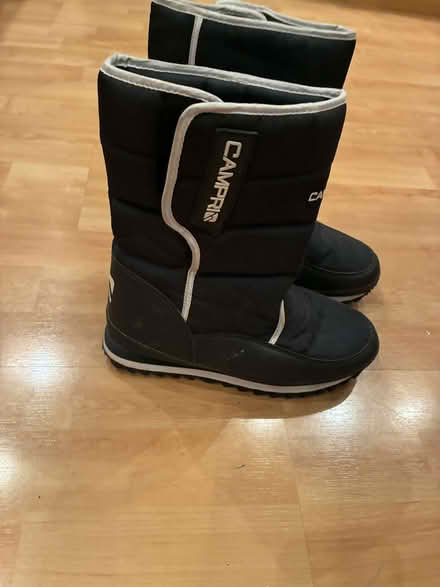 Photo of free Snow Boots Size 5 (Woosehill RG41) #2