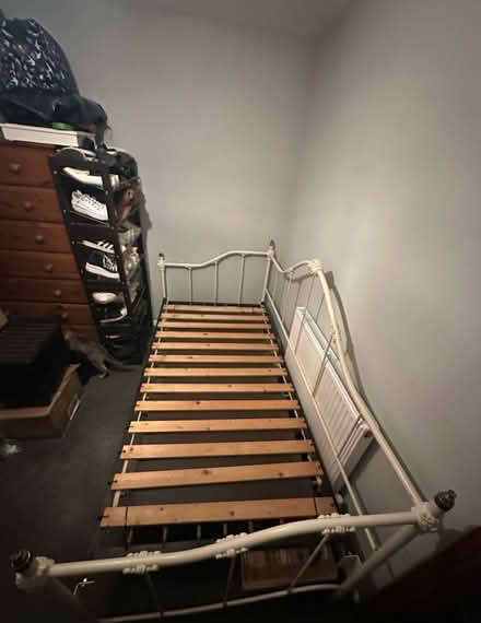 Photo of free Single metal day bed (Lu7 9qd) #2