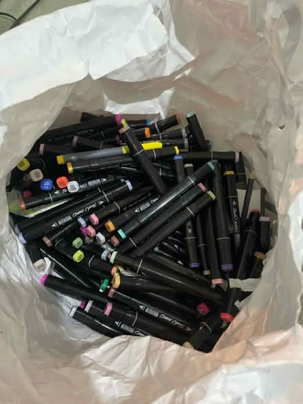 Photo of free Bag full of dual tip markers (Le6) #1