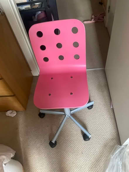 Photo of free Pink desk chair (Addlestone KT15) #1