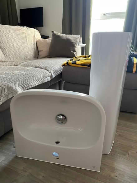 Photo of free Basin and pedestal (IG103QP) #1