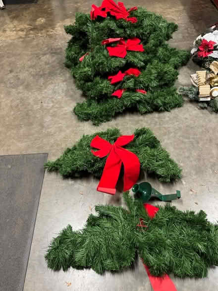 Photo of free Window swag wreaths (NE Vienna) #1