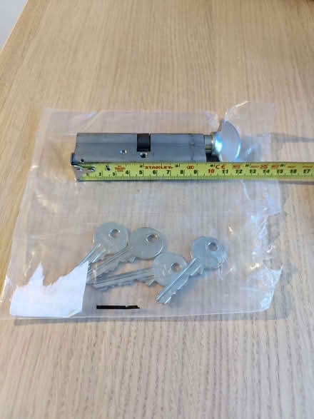 Photo of free Era 1 star thumbturn cylinder lock - 45/50 nickel - 4 keys (St Margarets TW1) #3