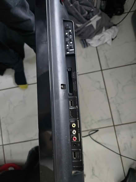 Photo of free 32 inch toshiba tv (Quaker Drive) #2