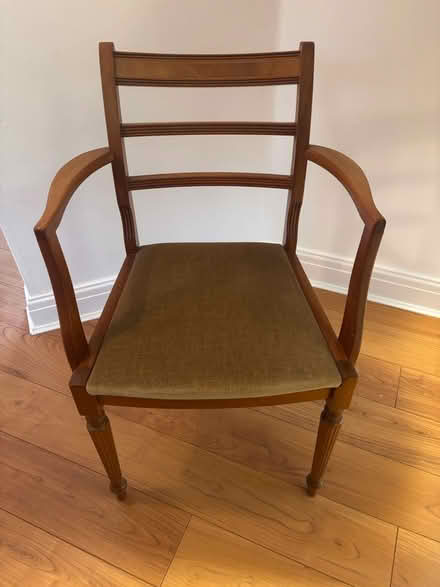Photo of free Dining Room table & 6 chairs (CW8) #4