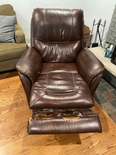 Photo of free Electronic recliner (Downers Grove near DGS) #3