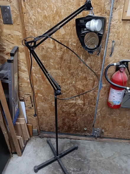 Photo of free Floor Standing Magnifying Glass (Ballard) #1