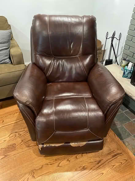 Photo of free Electronic recliner (Downers Grove near DGS) #1