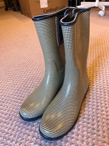Photo of free Rain boots - size 9, women’s (Bethesda- River Rd & Wilson Ln) #1