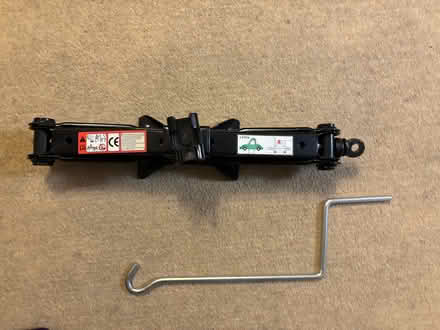 Photo of free two ton scissor jack (Puckeridge SG11) #1