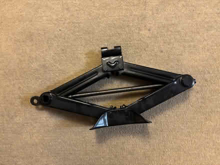 Photo of free two ton scissor jack (Puckeridge SG11) #2