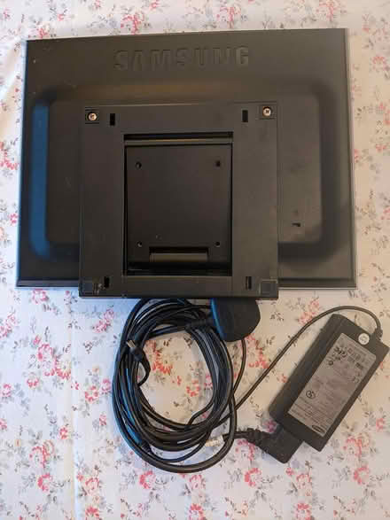 Photo of free Samsung folding computer screen (Throop) #3