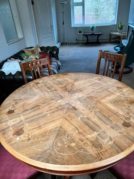 Photo of free extendable table and 4 chairs (OL7 Ashton) #1