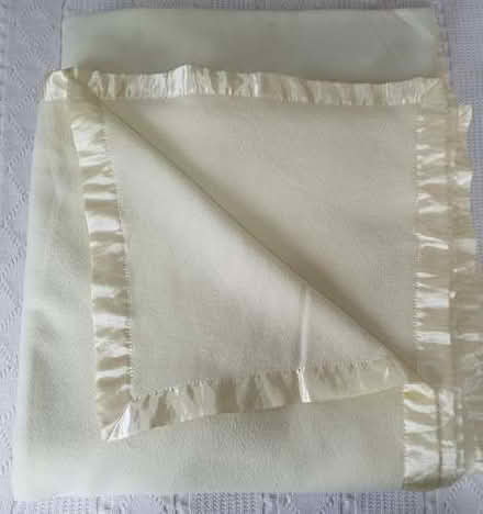 Photo of free lemon double blanket (Moor Allerton LS17) #1