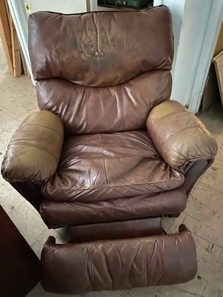 Photo of free Old leather lounge chair works (Mandela Pkwy and 28th) #1