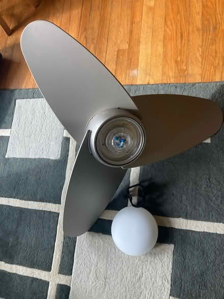 Photo of free Ceiling fan - light isn’t working (Mt. Pleasant DC) #2