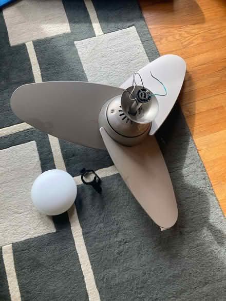 Photo of free Ceiling fan - light isn’t working (Mt. Pleasant DC) #1