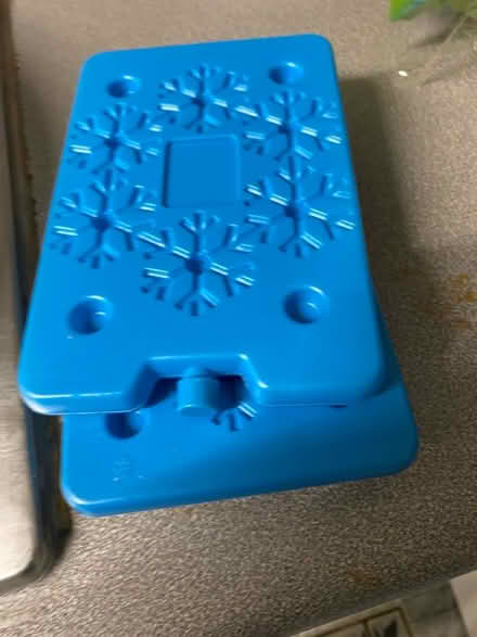 Photo of free Plastic tub and ice pack (Rhwibina CF14) #1