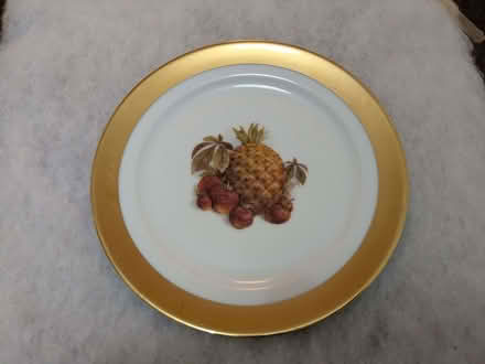 Photo of free Decorative Plates & Urn (Bushey Heath WD23) #3