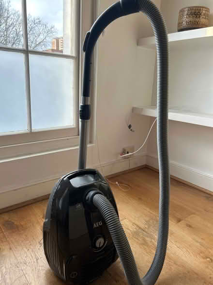 Photo of free AEG vacuum cleaner/hoover (Haggerston E2) #1