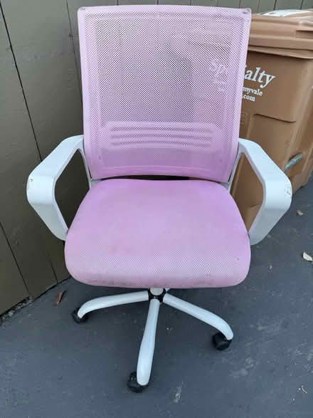 Photo of free Rolling adjustable office chair (Valencia Avenue, Sunnyvale) #1