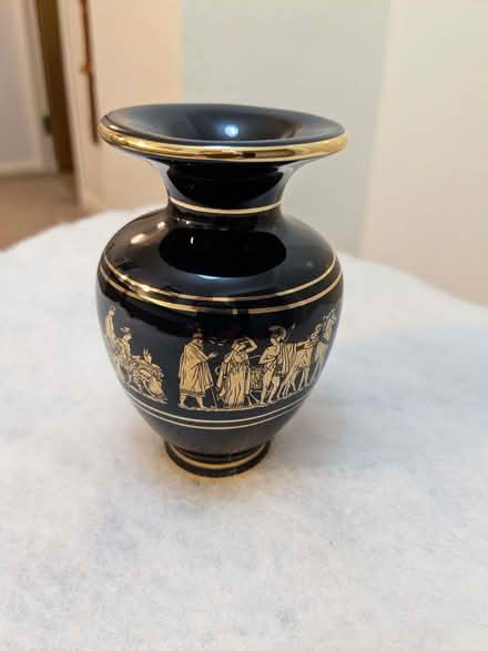 Photo of free Decorative Plates & Urn (Bushey Heath WD23) #2