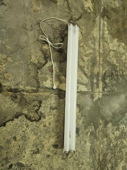 Photo of free 4' fluorescent light (denver) #1