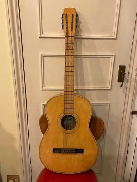 Photo of free Guitar with set of strings (Hanover BN2) #1