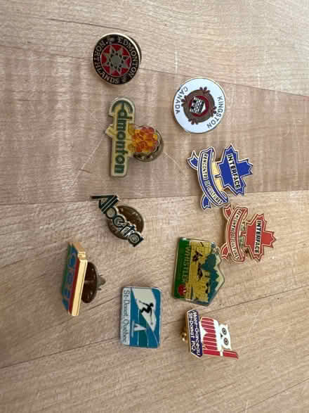 Photo of free Ski and Canadian city pins (Britannia) #1