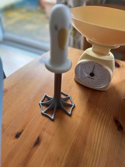 Photo of free salter kitchen scales and a potato masher. (Hoddesdon EN11) #3