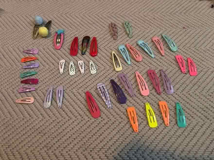 Photo of free Selection of unused hair clips (SE24) #1