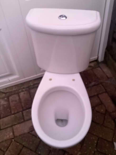 Photo of free Toilet pan and cistern (Sandrerstead.) #1