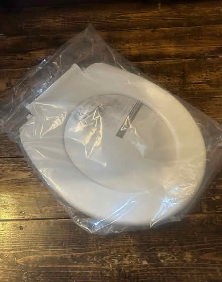 Photo of free Toilet seat (unused, in packaging) (Florence Park OX4) #1