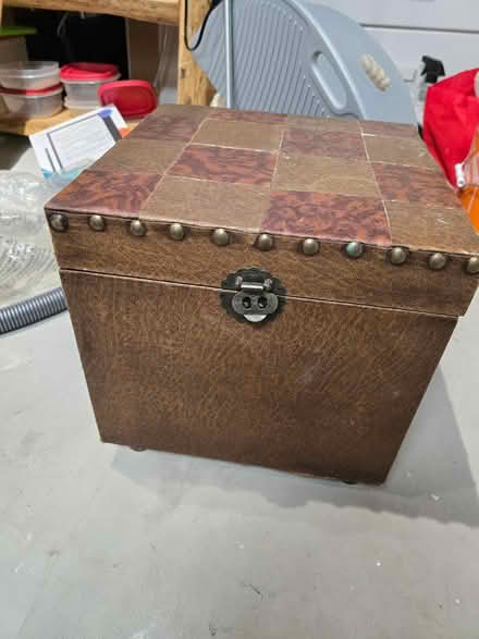 Photo of free small storage ottoman (Vanier north) #1