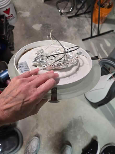 Photo of free basic light fixture (Vanier north) #2