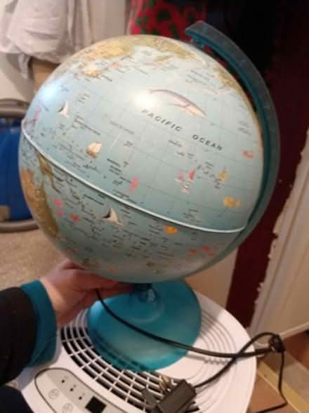Photo of free World globe light (SW15 Putney Vale) #2