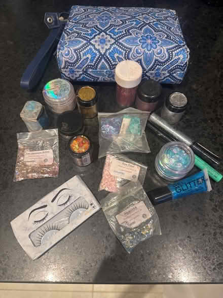 Photo of free Bag of makeup and glitter (N1 1 BX) #1