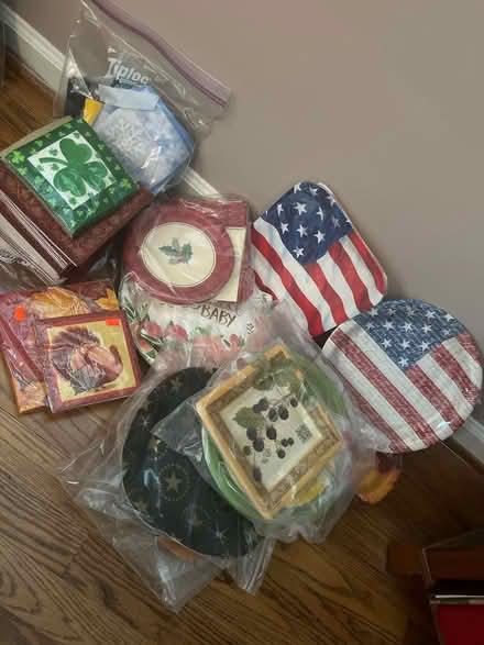 Photo of free Various paper plates and napkins (Royal Oak, MI) #1