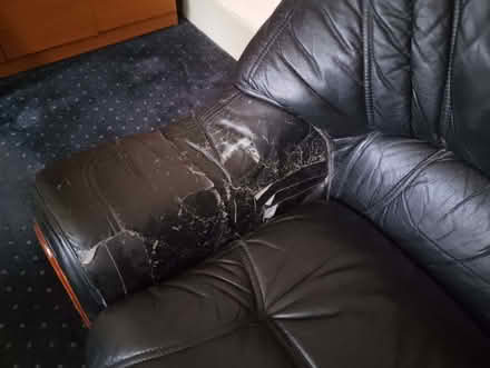 Photo of free Black leather sofa - damaged armrest (Harringay N4) #3
