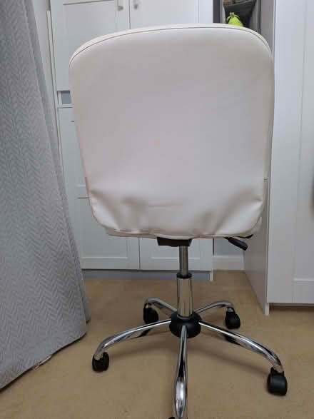 Photo of free Office chair with white faux leather and chrome, and wheels (Emmer Green RG4) #3