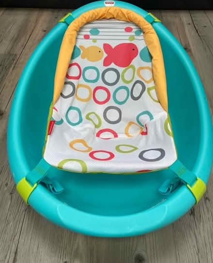 Photo of free Baby bath and newborn insert (Bishopbriggs G64) #1