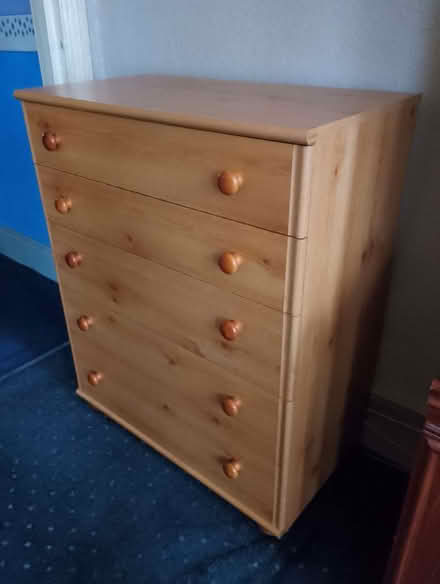 Photo of free Wood effect chest of drawers - with saggy bottoms (Harringay N4) #1