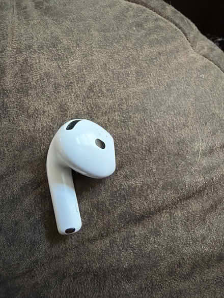 Photo of right side airpod 4 (12575) #1