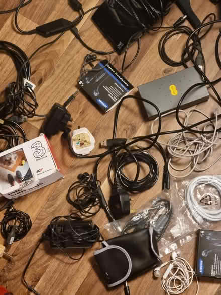 Photo of free Leads, cables, router and more (stroud green N4) #1