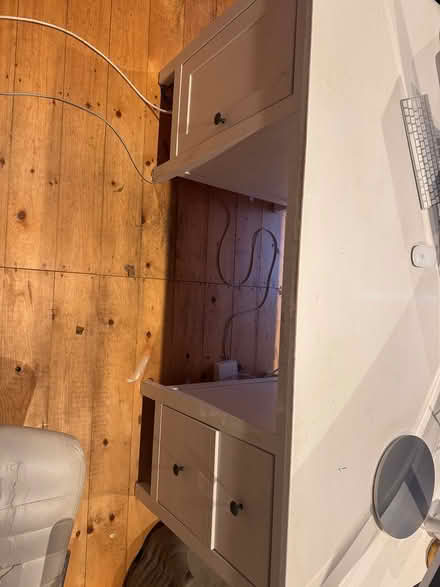Photo of free White ikea desk (Kew TW9) #2