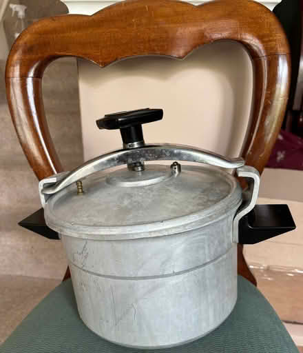 Photo of free Fry pan, Le Creuset casserole, heavy pan (Hurdsfield SK10) #4